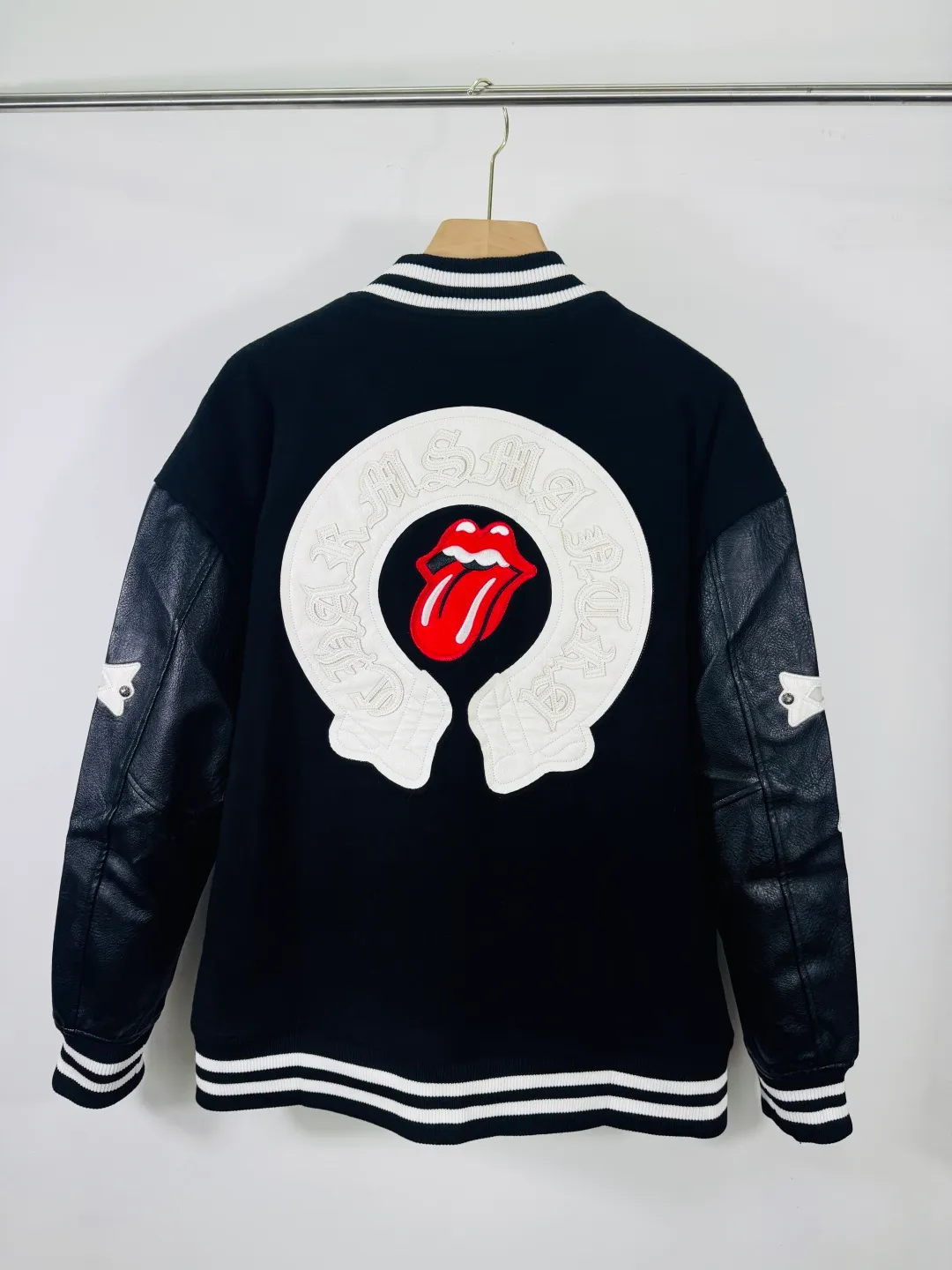 P520 top version 🐮 Real shot without P, ​​different from market products] Chrome Hearts 🍁Winter clothing is coming🍁 Sanskrit cross woolen leather sleeves spliced ​​baseball embroidered cotton jacket, heavy embroidery ➕ both sleeves and whole leather, counter synchronization, heavy industry! ! Customized version of thickened woolen fabric, silk lining, customized version of hardware, not the ordinary version on the market! ! Recommended color: wool with leather Code numbers: S, M, L, XL